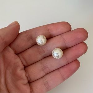 Floral pearlescent stud earrings